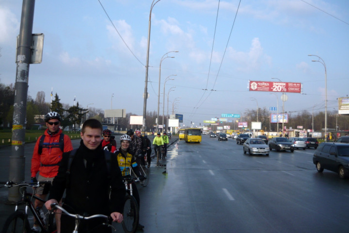 Колона велосипедом на роботу з Голосіїва