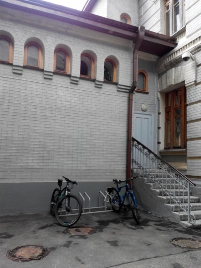 Велопарковка Нацбанку України не дуже велика, але це найбільш захищена велопарковка країни.