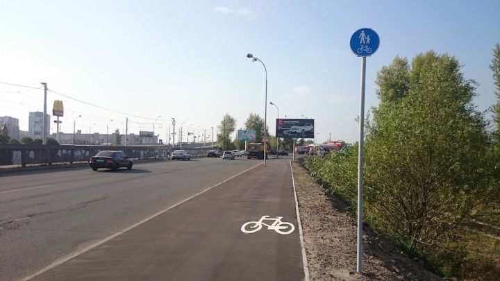 Спільний рух велосипедистів та пішоходів на виїзді з вул. Оноре де Бальзака на пр. Генерала Ватутіна