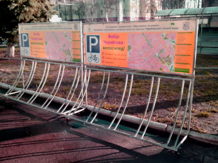 Міська велопарковка, паркуємо за колесо.