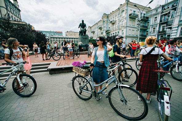 У суботу, 9 липня, понад 300 учасниць Велопараду дівчат проїхали по Києву двома різними маршрутами від Національної опери до Труханового острову. Велопарад дівчат організувала Асоціація велосипедистів Києва.