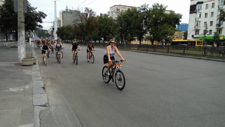 У суботу, 9 липня, понад 300 учасниць Велопараду дівчат проїхали по Києву двома різними маршрутами від Національної опери до Труханового острову. 