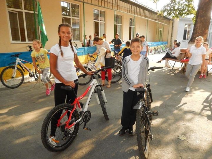 В рамках "Європейського тижня мобільності" учні 7-5 класів Чернівецької гімназії №2 реалізували міні-проект "Дорога до школи" і "День без автомобіля".